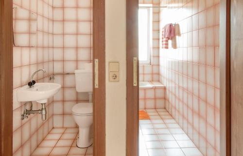 ザンクト・カンツィアン・アム・クロッパイナー・ゼーにあるFerienwohnungen Eckwirt Region: Klopeinersee-Turnerseeのバスルーム(トイレ、洗面台付)