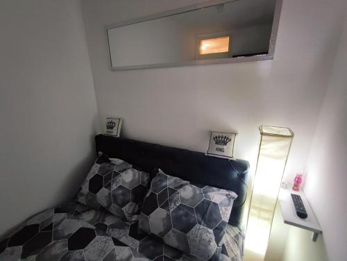 Krevet ili kreveti u jedinici u okviru objekta "Home" apartment & free parking & free Wi-fi
