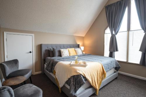 ein Schlafzimmer mit einem Bett, einem Stuhl und einem Fenster in der Unterkunft Wine View Room in Nashville