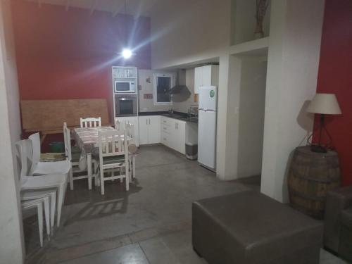 - une cuisine et une salle à manger avec une table et des chaises dans l'établissement Casas del Médano, à Médano de Oro