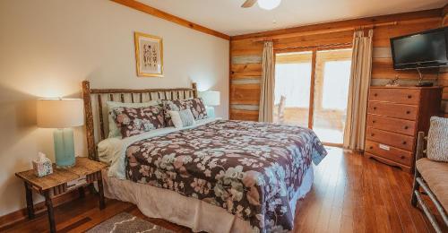 Ένα ή περισσότερα κρεβάτια σε δωμάτιο στο Lorettas Cabin