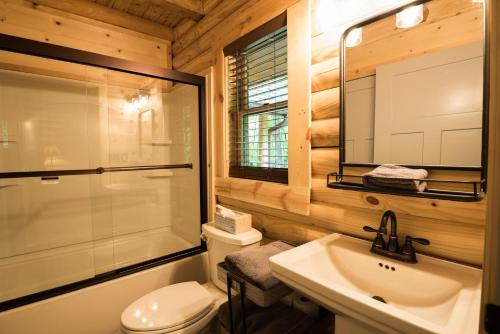 Et badeværelse på Brown County Log Cabin