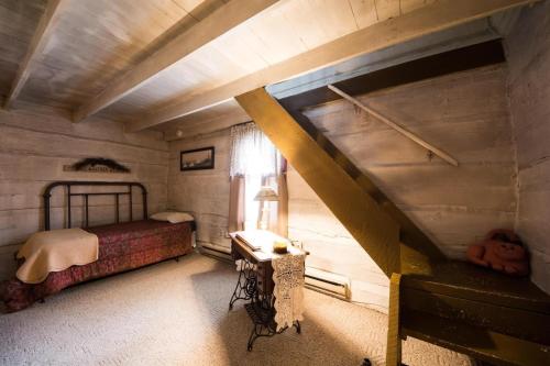 um quarto no sótão com uma cama e uma escada em Daffodil Hill em Nashville