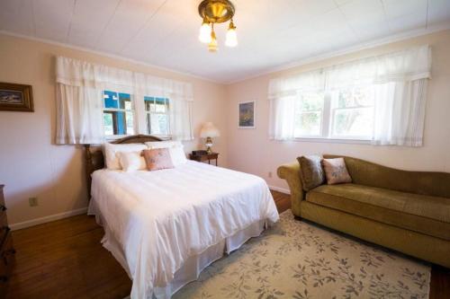 um quarto com uma cama e um sofá em Artist Lane Cottage em Nashville
