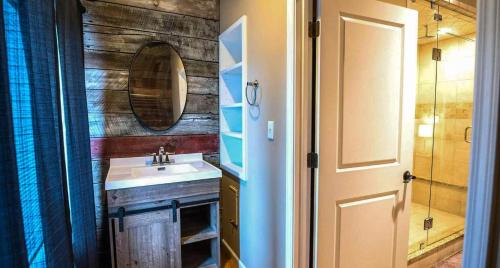 W łazience znajduje się umywalka i lustro. w obiekcie Fire And Rainfall Rooms w mieście Nashville