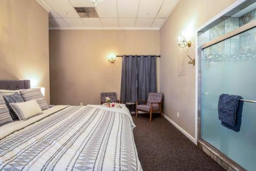 ナッシュビルにあるFire And Rainfall Roomsのベッドルーム1室(ベッド1台、大きな窓付)