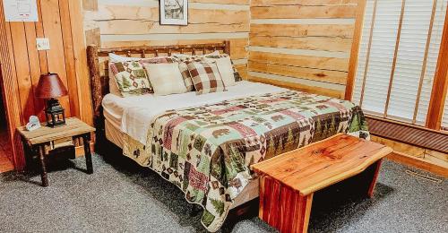 En eller flere senge i et værelse på Grand Cabin