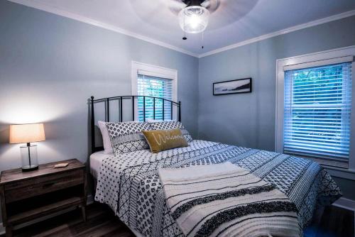 En eller flere senge i et værelse på Brown County Cottage