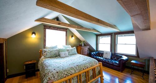 ein Schlafzimmer mit einem Bett und einem Sofa in einem Zimmer in der Unterkunft Natures Nest in Nashville