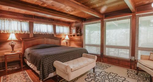 Ένα ή περισσότερα κρεβάτια σε δωμάτιο στο Redwood Lake Cabin