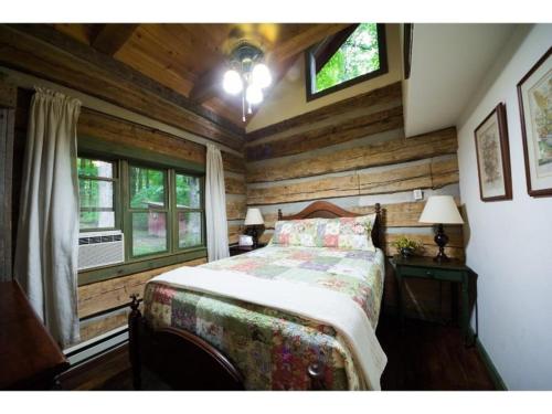 Postel nebo postele na pokoji v ubytování Grandma Barnes Cabin