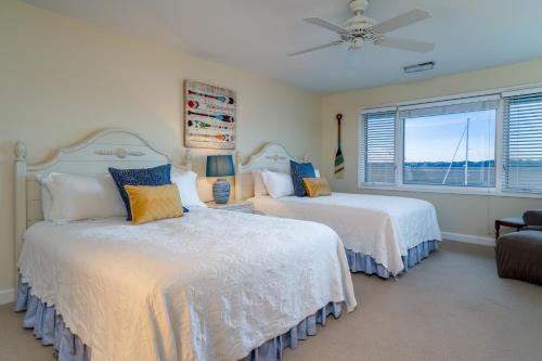 Un dormitorio con dos camas y una ventana. en 1902 Bohicket Marina, en Seabrook Island