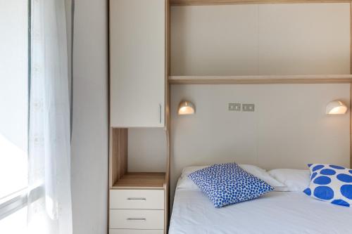um quarto com uma cama, um armário e uma cama em B&B Villa Madana em Rimini