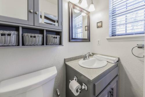 ルイドソにあるCastle Houseの洗面台とトイレを備えた白いバスルーム