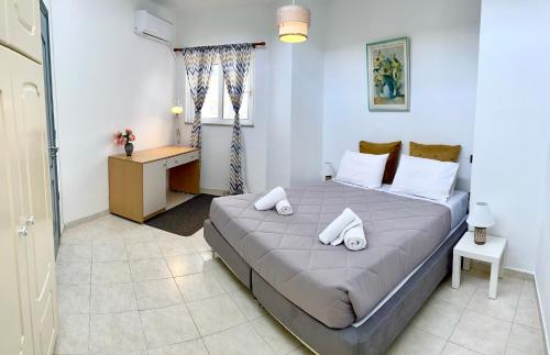 - une chambre avec un grand lit et un bureau dans l'établissement Ocean view Apartment, à Rhodes
