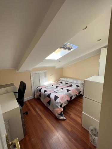 1 dormitorio con 1 cama en el ático en Corazón de Salamanca (super céntrico), en Salamanca