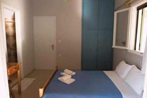 um quarto com uma cama com toalhas em CHRISTINAS STUDIOS NIKIANA em Nikiana
