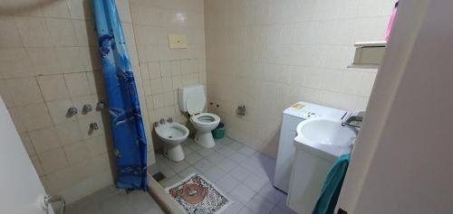 y baño con ducha, aseo y lavamanos. en Manantial Departamentos en Gualeguay