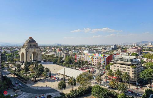 una vista aérea de una ciudad con un edificio en Villa Reforma by Kukun, en Ciudad de México