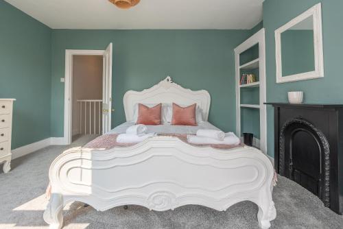 a bedroom with a large white bed with blue walls at Cosy Blue Shells Cottage - 2bedrooms - Garden - 5mins beach - 1min Shell Grotto in Margate