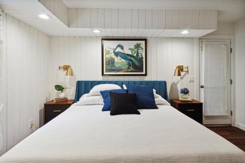 - une chambre avec un grand lit blanc aux accents bleus dans l'établissement Studio 5 Min to DT Petoskey Private 4kTV King, à Petoskey