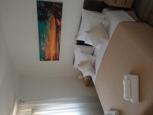 łóżko w pokoju z obrazem na ścianie w obiekcie Frka Petešić w mieście Sali