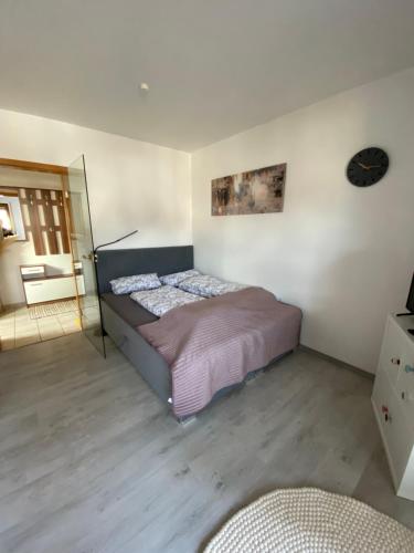 a bedroom with a bed and a mirror at Schönes Apartment in Stadtnähe Kempten (Allgäu) in Lauben