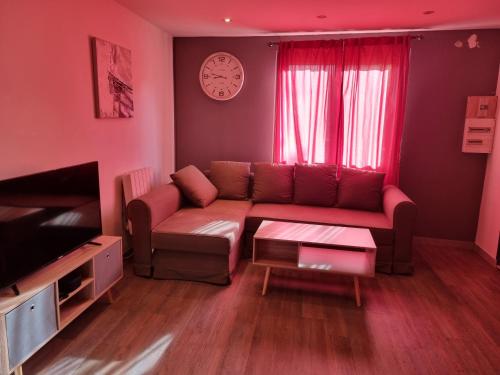 - un salon avec un canapé et une télévision dans l'établissement Maison de ville proche aéroport Orly, à Athis-Mons