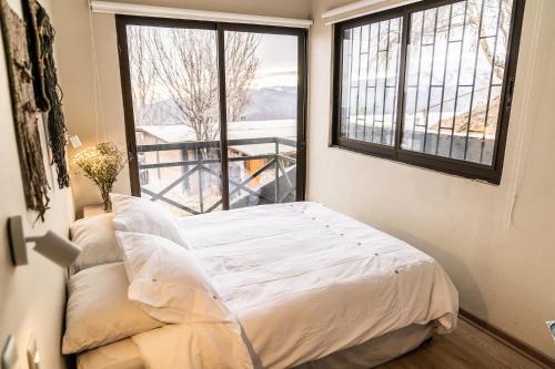 a bed in a room with a window at Montaña Blanca in Farellones