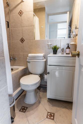 a bathroom with a toilet and a tub and a sink at Montaña Blanca in Farellones