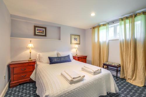 een slaapkamer met een bed met twee handdoeken erop bij Chic Virginia Getaway - Deck, Near National Harbor in Springfield