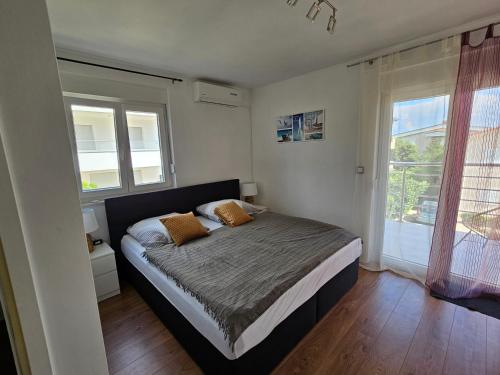 - une chambre avec un lit et 2 oreillers dans l'établissement Apartment half-house - 80m from sea, à Mandre