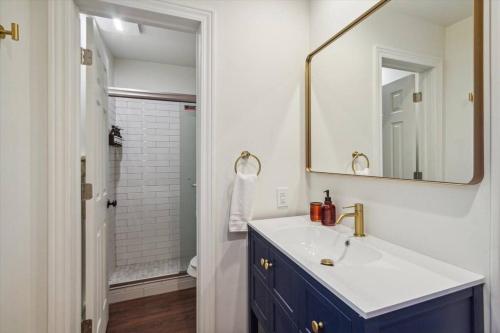 uma casa de banho com um lavatório e um espelho em Breath taking Lake Views 5 min to DT Petoskey em Petoskey