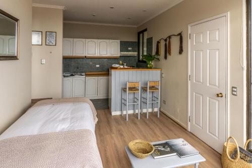 a living room with a bed and a kitchen at Montaña Blanca in Farellones