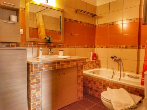 un baño con lavabo y bañera en Vaso`s Garden Apartments, en Kalambaka