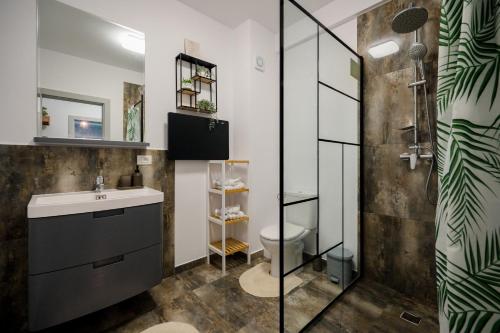 bagno con lavandino e servizi igienici di GreenForest Apartament Baile Felix a Baile Felix
