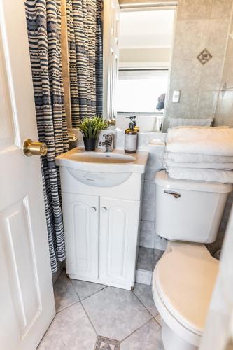 a bathroom with a toilet and a sink at Montaña Blanca in Farellones
