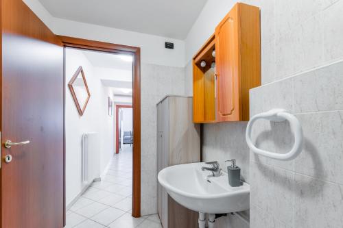 une salle de bain avec un lavabo et un miroir dans l'établissement Aosta Centre Apartments - Croce di Città 88, à Aoste