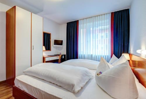 Postel nebo postele na pokoji v ubytování Hotel Antares München