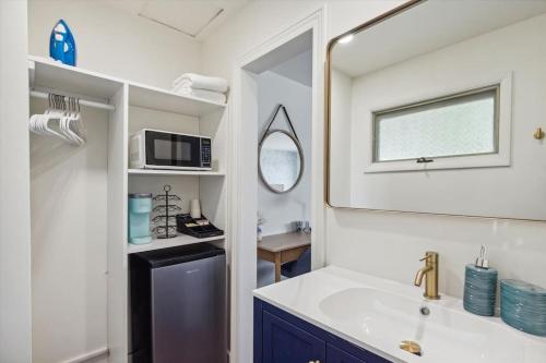 uma casa de banho com um lavatório e um espelho em Million Dollar Views of Petoskey Bay DTPetoskey em Petoskey