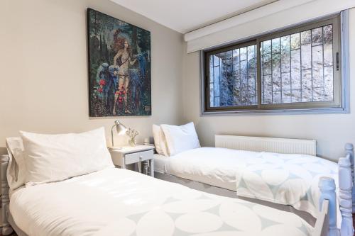 two beds in a room with a painting on the wall at Montaña Blanca in Farellones