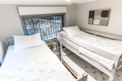 two beds in a room with a window at Montaña Blanca in Farellones