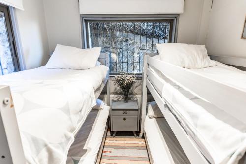 two beds in a room with a window at Montaña Blanca in Farellones
