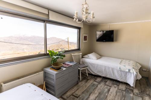 a bedroom with a bed and a window at Montaña Blanca in Farellones