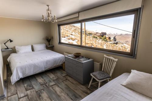 um quarto com 2 camas e uma janela em Montaña Blanca em Farellones