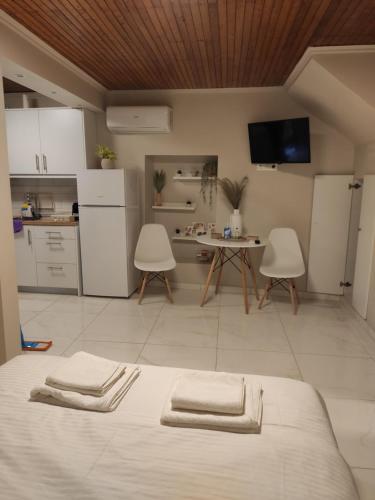 cocina con cama, mesa y sillas en Elise Corfu City Apartment, en Ágios Rókkos