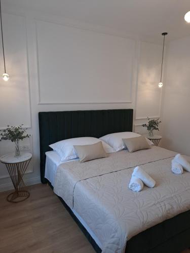 een groot bed in een slaapkamer met 2 kussens erop bij Bella Luxury Apartment in Sali