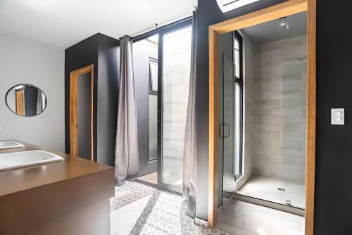 een badkamer met een douche en een wastafel bij The Studios 22800 in Ensenada