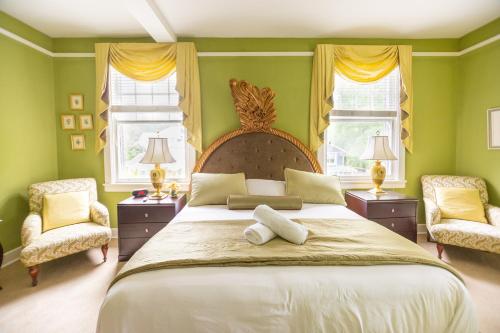 - une chambre verte avec un grand lit et deux chaises dans l'établissement Taberna, à Durham