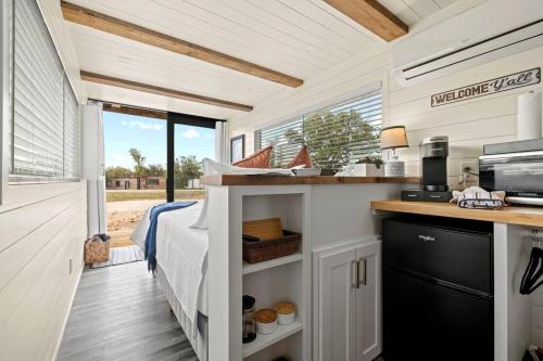 Una cocina o cocineta en New The Perry Cozy Container Home